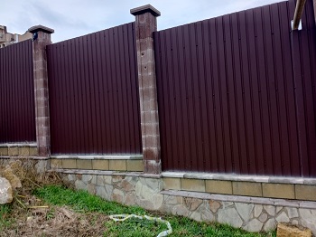 Забор из профнастила, смонтированный в Алуште