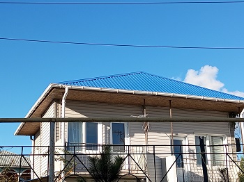 Профнастил на крыше дома в Алуште